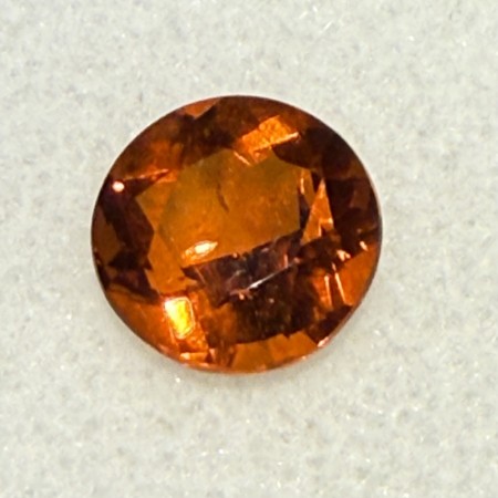 Zirkon med meget sterk refleksjon og rød/orange farge diameter ø 7,8 vekt 1,6 ct