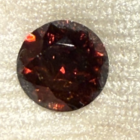 Zirkon med sterk mørk farge og flott refleksjon. 2,9 ct og ø 8 mm