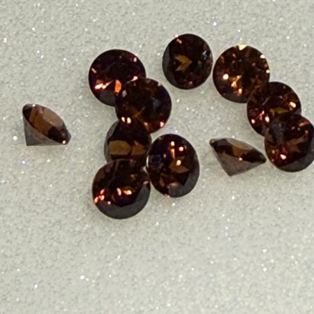 Zirkon sterk rødlig farge, diameter ø 5 mm 0,8 ct