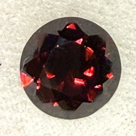 Zirkon med meget flott rødfarge og refleksjon 10 mm i diameter og 5,5 ct