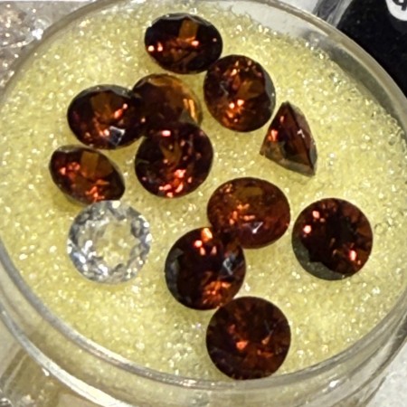 Zirkon sterk rødlig farge diameter ø 5mm 0,8ct