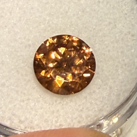 Zirkon meget sterk orange farge og kraftig refleksjon 2,7ct og 8,3 m i diameter 